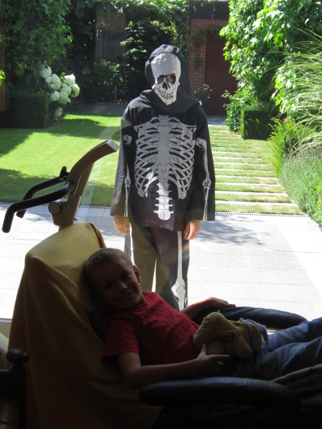 het skelet aan het raam !