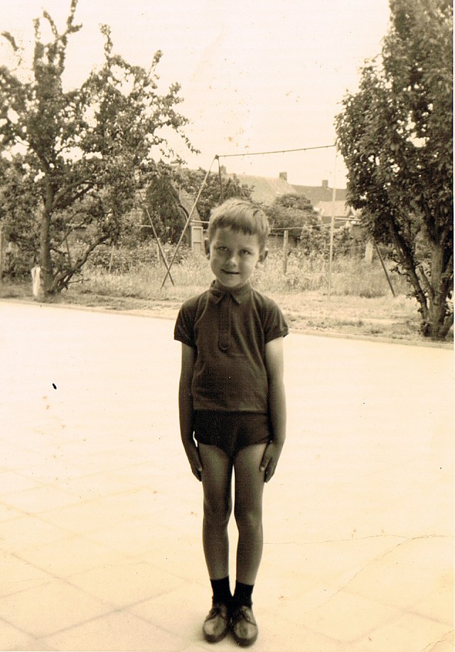 francky op de speelplaats 3e kleuter.bmp